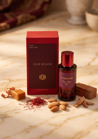 Flacon et coffret PDS SHOP Cuir Rouge MAH, parfum aux notes de cuir, safran et amandes sur un plateau en marbre