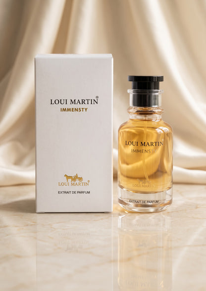 Flacon de parfum PDS SHOP Immensty de Loui Martin avec sa boîte blanche sur un fond en tissu satiné beige