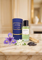 Flacon de parfum PDS SHOP Krypton 50ml avec étui bleu, fleur d'iris, jasmin et fèves de tonka sur table en marbre.