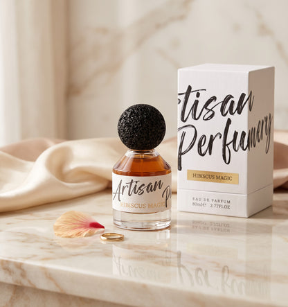 Flacon de parfum PDS SHOP Hibiscus Magic 80ml avec bouchon texturé noir sur un comptoir en marbre et tissu satiné