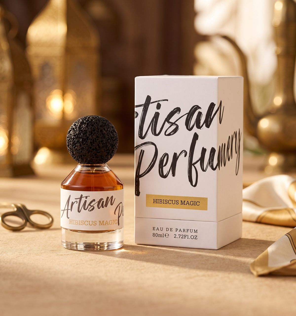 Flacon de parfum PDS SHOP Hibiscus Magic 80 ml avec bouchon texturé noir, posé près de sa boîte blanche élégante.